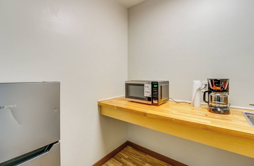 Clarkston Apartment | Pet-Friendly Studio Near Pine Knob: Bring Skis!