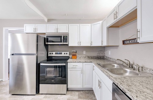 Robbinsdale House | Pet-Friendly 1 Bedroom Urban Oasis Garage W/D Central Fenced Yard