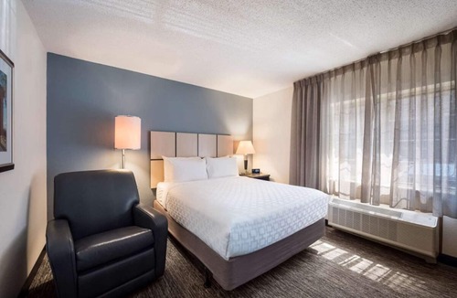 Libertyville House | Pet-Friendly Hotel Suite! Laundry & Outdoor BBQ Grill, Near Independence Grove Dog Park