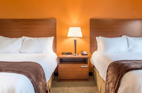 Marquette Hotel | Pet-Friendly Room with Kitchenettes & Free Parking