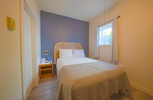 Seaside Hotel | Pet-Friendly Stay by the Beach – Steps from Seaside Aquarium & Attractions!