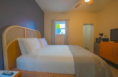 Seaside Hotel | Pet-Friendly Stay by the Beach – Steps from Seaside Aquarium & Attractions!