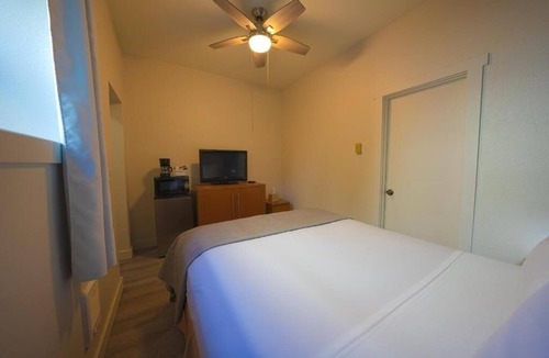 Seaside Hotel | Pet-Friendly Stay by the Beach – Steps from Seaside Aquarium & Attractions!