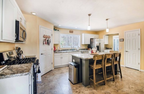 Boyne Falls House | Pond Creek Cottage, Tucked Away, Near Boyne Mount!