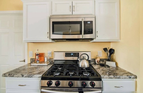 Boyne Falls House | Pond Creek Cottage, Tucked Away, Near Boyne Mount!