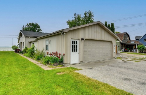 Houghton Lake Cottage | Porch + Views: Waterfront Home on Houghton Lake!
