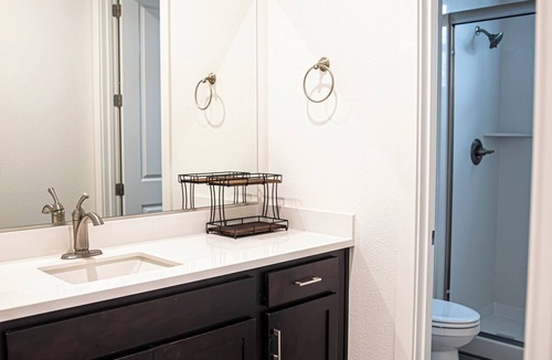 Stanislaus County Bed & Breakfast | Private En-suite. 2 mins from Emmanuel Hospital.