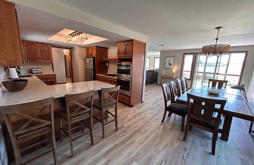 Florence House | Private Riverfront Beach-Hot Tub-3 Min to Old Town