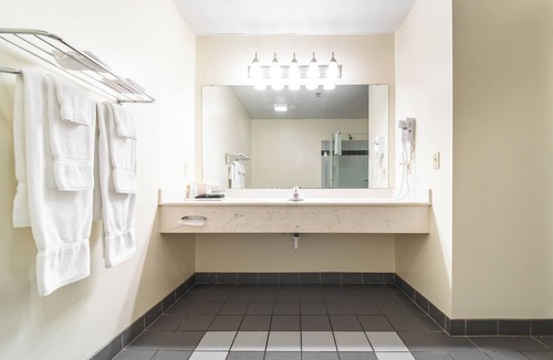 Put-in-Bay Hotel | Put In Bay Rental Sleeps 4 with Lake View