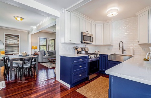 Three Oaks House | Quaint, budget-friendly home walking distance to town with grill - dog-friendly