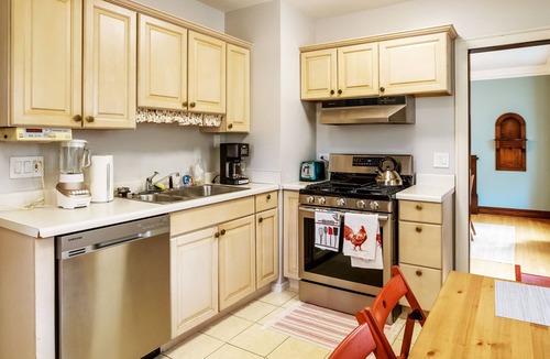 Mundelein House | Quaint Bungalow, near Great Lakes Naval Base