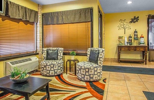 Mosinee Hotel | Quality Inn Central Wisconsin Airport