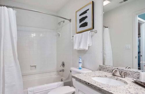 Meadowbrook Apartment | Quiet Community | Top Floor | Fast WiFi
