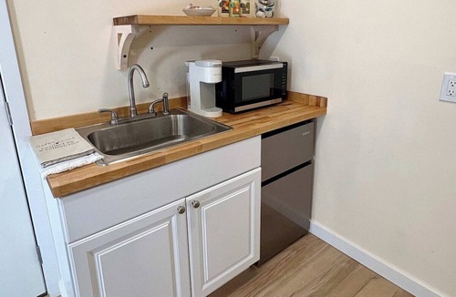 Enumclaw Apartment | Raspberry Cottage: Only 7 mi to White River Amphitheater & 5mins to DT Enumclaw!