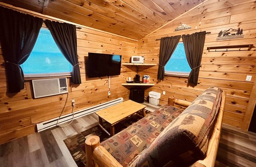 Thompsonville Cabin | Recently renovated Log cabin with Hot tub!