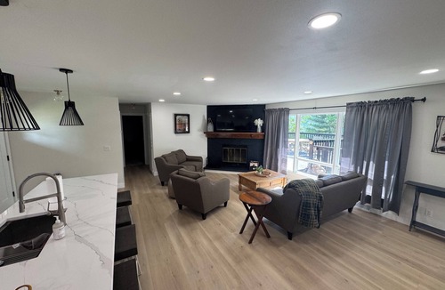 Fairmont House | Recently Renovated Lakefront Retreat on George Lake