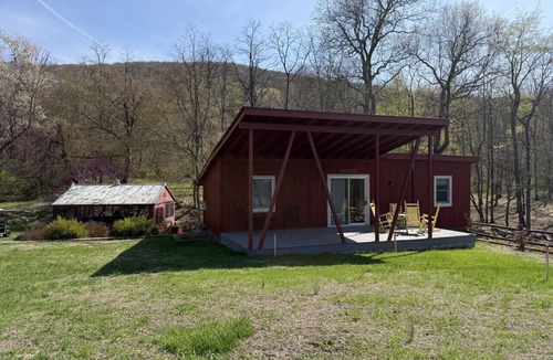 Fishkill House | Red Cottage - Lakeside Property!