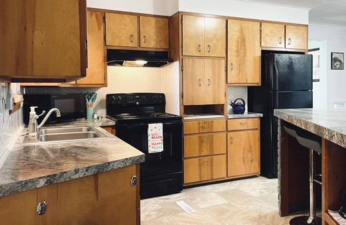 Manistee Apartment | Relax at Redberry House—just blocks from downtown and Lake MI beaches