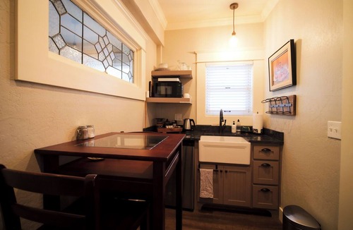Siskiyou-Hargadine Historic District Apartment | Relax in the luxurious 1-bedroom Louisa Suite at RedTail Inn. Enjoy a double rain shower, plush linens, and a shared hot tub. Located near downtown Ashland, with off-street parking and high-speed WiFi.