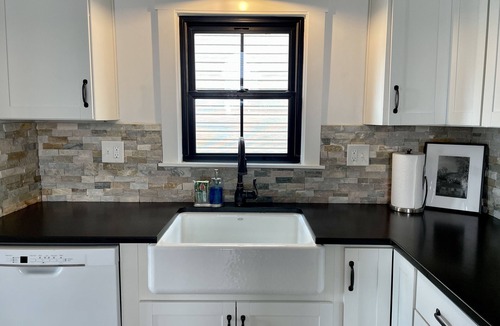 Willoughby Cottage | Relax on Lake Erie at our charming 2-bedroom cottage