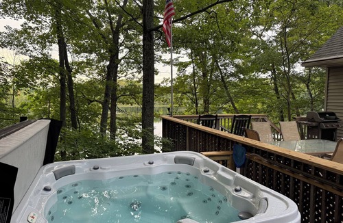 Six Lakes House | Relaxing Lake House with Beach, Hot Tub