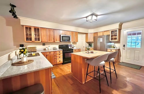 Luray Cabin | Remote Riverfront Cabin: Hot Tub * Fast Wi-Fi * Disc Golf * Pool Table * Games!