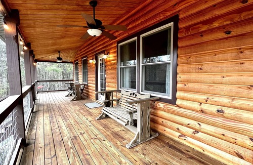 Luray Cabin | Remote Riverfront Cabin: Hot Tub * Fast Wi-Fi * Disc Golf * Pool Table * Games!