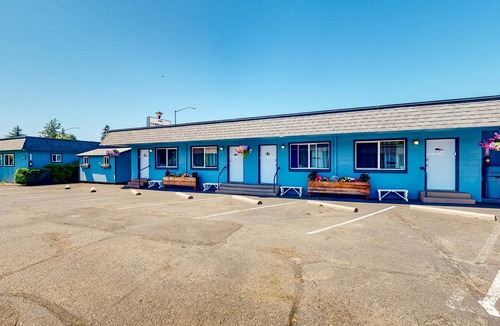 Bandon Apartment | Retro beach experience with fast WiFI - walk to downtown shops & eateries