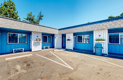 Bandon Apartment | Retro beach experience with fast WiFI - walk to downtown shops & eateries