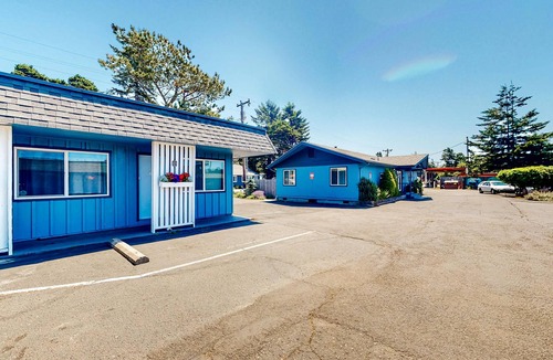Bandon Apartment | Retro beach experience with fast WiFI - walk to downtown shops & eateries