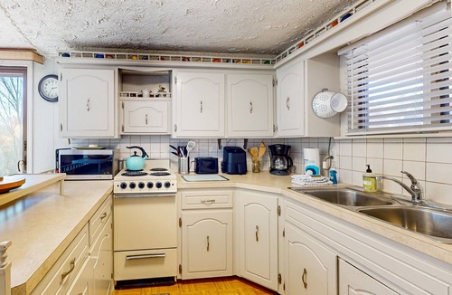 Thompsonville House | Riverfront Cabin with Stunning Views, Fire pit, Gas Grill & WIFI