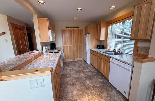 Redmond Ski Chalet | Robin Hood Retreat - 3 BR, 2 Bath Chalet in Eagle Crest w/6 Sport Center Passes