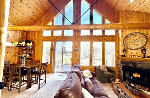 Redmond Ski Chalet | Robin Hood Retreat - 3 BR, 2 Bath Chalet in Eagle Crest w/6 Sport Center Passes