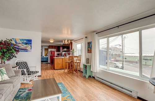 Rockaway Beach Apartment | Rockaway Beach Apt w/Ocean Views: Steps to Shore