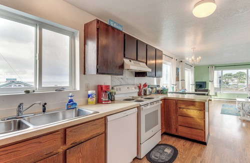 Rockaway Beach Apartment | Rockaway Beach Apt w/Ocean Views: Steps to Shore