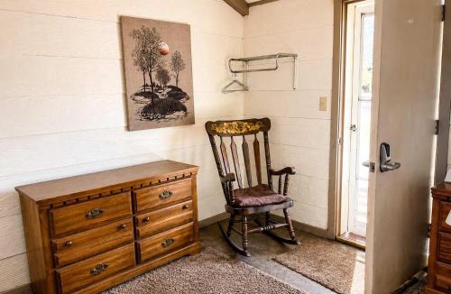 Grayling House | Room 14-2 Queen SuiteWoodland Motor Lodge