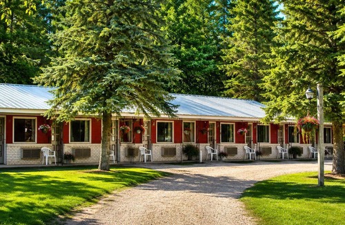 Grayling House | Room 23-2 Queen Suite-Woodland Motor Lodge
