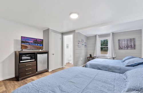 Houghton Lake Hotel | Room #7: Updated Suite w/2 Queen Beds