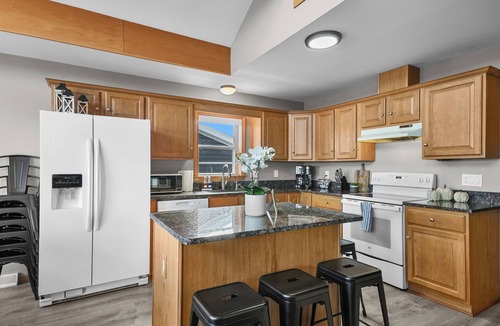 Houghton Lake Cottage | Sauna, Game Room, and Houghton Lake Beach Front