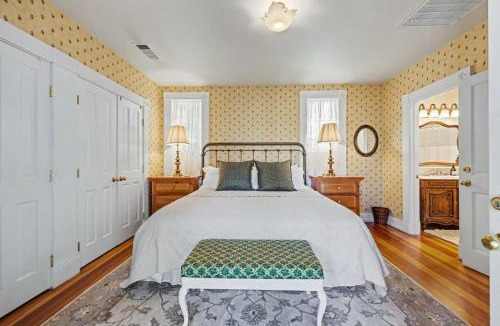 Siskiyou-Hargadine Historic District House | Savage Upon Siskiyou | Prime OSF Location