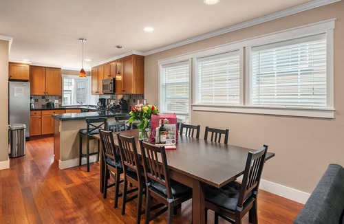 Harrison/Denny-Blaine House | Seattle Vacation Home: Upscale & PRIME Location - Modern Kitchen | Jetted Tub | Garage