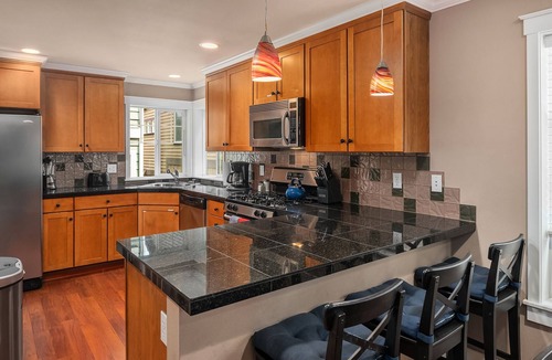 Harrison/Denny-Blaine House | Seattle Vacation Home: Upscale & PRIME Location - Modern Kitchen | Jetted Tub | Garage