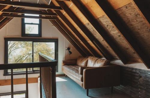 Dunlap House | Secluded rustic 3-bedroom cabin on private land