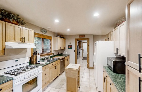 Brutus Cabin | Serene Home with Fire pit, Hammock, Loft, WIFI & Private W&D