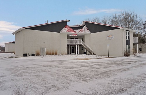 Pigeon Apartment | Shared pool & gym on Saginaw Bay