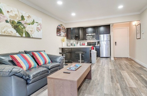 Pleasanton Condo | Shop, Hike & Sip Wine: Pleasanton Gem w/Balcony!