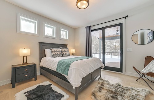 Boyne Falls House | Shuttle to Ski Slopes! Hot Tub Haven in Boyne Mtn