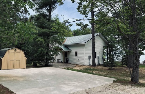 Paradise House | Simply Superior/Lakefront Cabin on Lake Superior Pets Considered 🐾