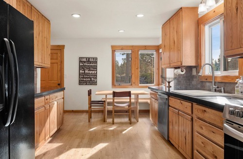 Sisters House | Sisters, OR Lodge – Pickleball, Private Creek, Hot Tub & Mt Views on 8.5 Acres