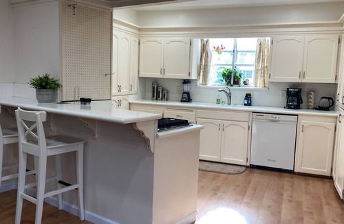 Cambrian Community House | Solar Heated Pool, Staycation Lovely 3bed/2ba Home